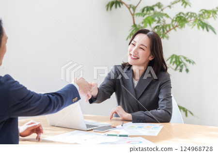 Businessman shaking hands 124968728