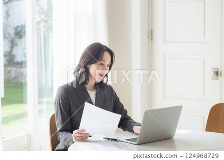 使用個人計算機的女商人 124968729