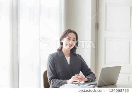 Business woman Business woman 124968733