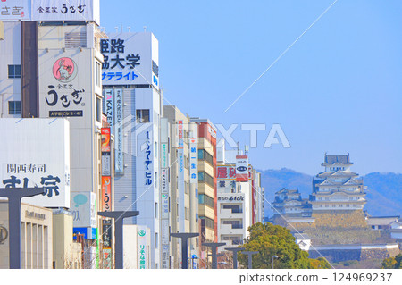 從兵庫縣姬路市姬路站眺望姬路城 124969237