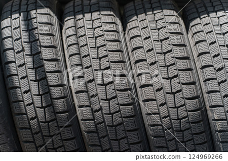 輪胎排列在輪胎架上 輪胎排列在輪胎架上 124969266