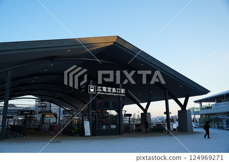 Hiroshima Electric Railway Miyajimaguchi Station on a snowy day 124969271