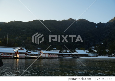 Snow-covered seaside Itsukushima Shrine Snow-covered seaside Itsukushima Shrine 124969278