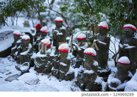 雪天裡的地藏菩薩 124969289