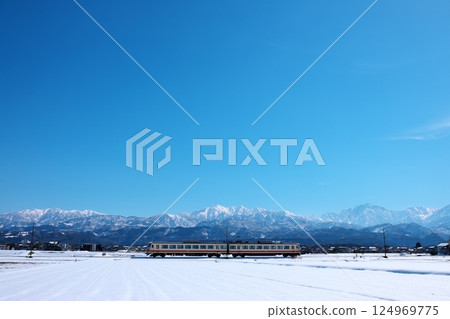 當地火車和冬季山脈 124969775