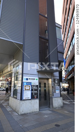 Tokyo Metro Chiyoda Line, Nippori-Toneri Line Nishi-Nippori Station elevator entrance 124969970