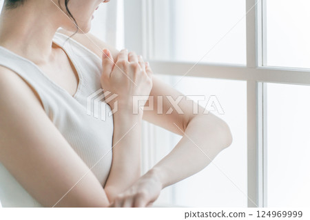 Asian woman applying body care, hair removal, moisturizing and sunscreen Asian woman applying body care, hair removal, moisturizing and sunscreen 124969999