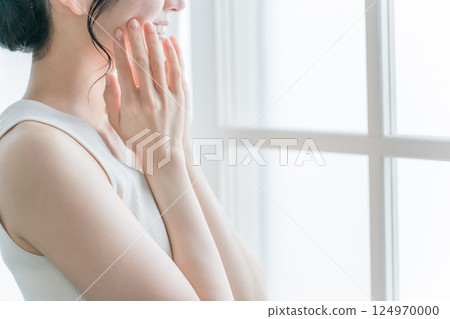 一個女人在窗口觸摸她的皮膚(美容、皮膚護理、基本化妝品圖像) 一個女人在窗口觸摸她的皮膚(美容、皮膚護理、基本化妝品圖像) 124970000