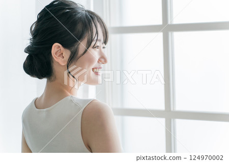 一位女士的側面像，她的頭髮經過整理和造型 124970002