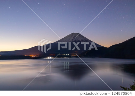 山梨縣本栖湖黎明時分的富士山 124970804