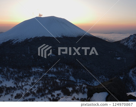 春天的早晨，淺間山和紅色的雲海（20250405053421） 124970867