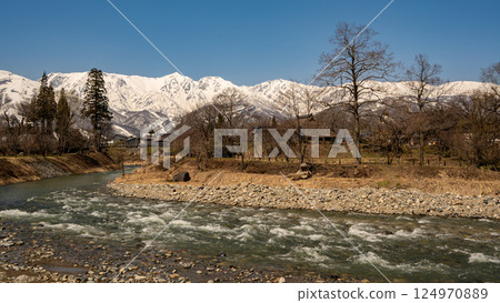 Spring in the Northern Alps and clear streams, Hakuba Village, Nagano Prefecture 124970889