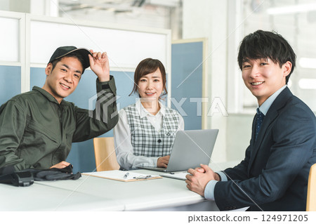 男女員工在公司開會 男女員工在公司開會 124971205