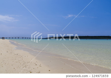 Miyako Island, Yonaha Maehama, cobalt blue sea and blue sky Miyako Island, Yonaha Maehama, cobalt blue sea and blue sky 124971659