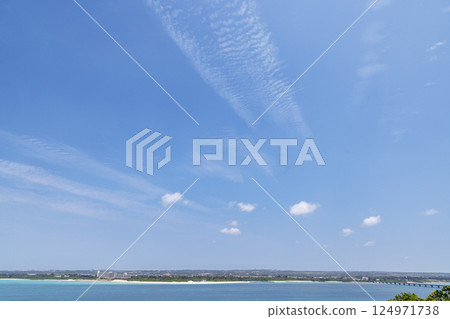 宮古島、與那霸前濱、鈷藍色的大海和藍天 124971738
