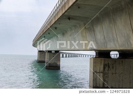 橫跨蔚藍大海的伊良部大橋 橫跨蔚藍大海的伊良部大橋 124971828