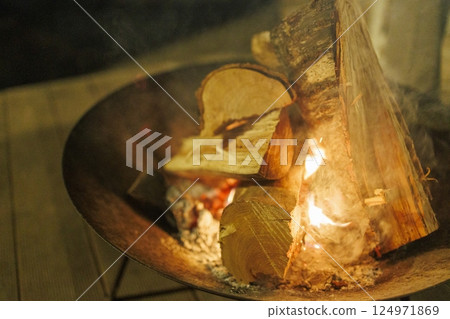 在豪華露營的營火旁放鬆身心 在豪華露營的營火旁放鬆身心 124971869