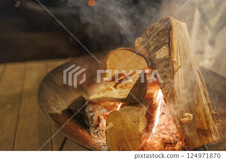 在豪華露營的營火旁放鬆身心 在豪華露營的營火旁放鬆身心 124971870