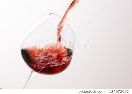 將紅酒倒入玻璃杯中 將紅酒倒入玻璃杯中 124972062