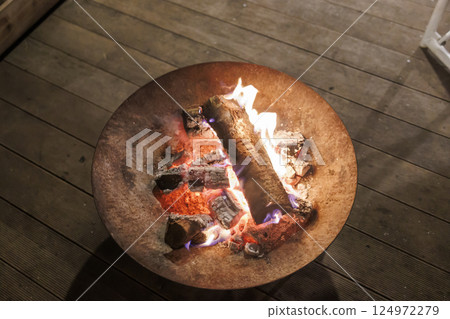 Glamping and outdoor cooking 124972279