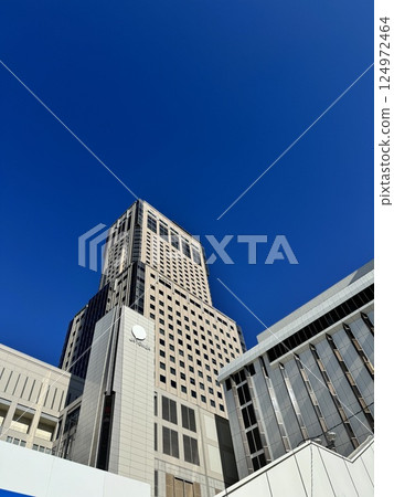 Skyscraper that shines in the blue sky 124972464