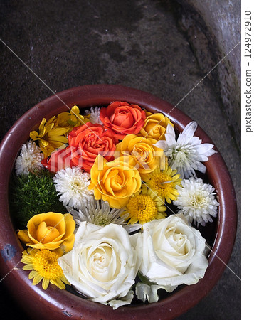 Bouquet of flowers in vase / Flower arrangement (flower water basin) Bouquet of flowers in vase / Flower arrangement (flower water basin) 124972910
