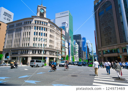[東京] 5月，銀座4丁目十字路口 124973469