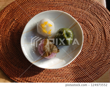 Japanese sweets set of three kinds of Japanese sweets (Sakura mochi, Yomogi mochi, and Iga manju) 124973552