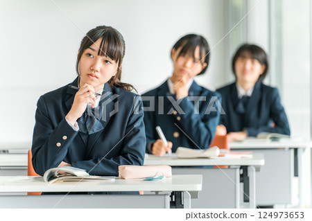Elementary school students, junior high school students, high school students, and high school girls (friends) in uniforms listening seriously to a lecture in a school classroom Elementary school students, junior high school students, high school students, and high school girls (friends) in uniforms listening seriously to a lecture in a school classroom 124973653