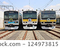 E231系列（通勤快速列車、三鷹、三鷹）在三鷹汽車中心排隊 124973815