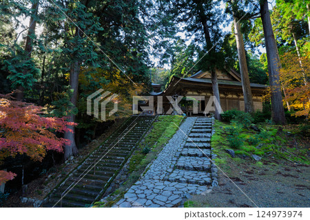 福井縣若狹小濱市的明通寺紅葉盛景拍攝 124973974