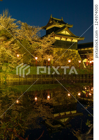 Cherry blossoms at Koriyama Castle Ruins reflected in the moat 124974000