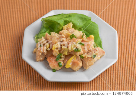 Chicken stir-fried with green onion and miso 124974005