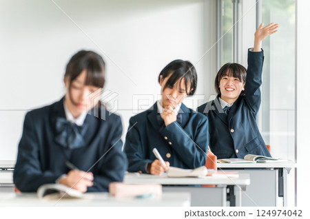 學校教室裡,穿著制服的小學生、國中生、高中生、高中女生(朋友)上課時積極舉手 學校教室裡,穿著制服的小學生、國中生、高中生、高中女生(朋友)上課時積極舉手 124974042