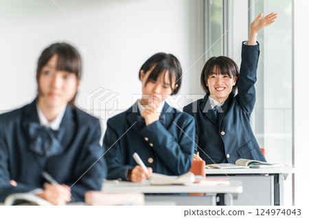 學校教室裡，穿著制服的小學生、國中生、高中生、高中女生（朋友）上課時積極舉手 124974043