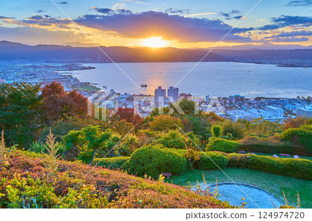 長野縣諏訪市立石公園的秋日夕陽美景（諏訪湖方向） 124974720