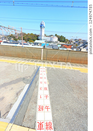 A view of the 135th meridian east crossing the station platform in Akashi City, Hyogo Prefecture 124974785