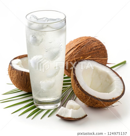 Fresh coconut water with ice in a glass 124975137