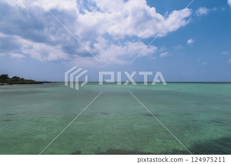 宮古島 17END 鈷藍色的大海和藍天 124975211