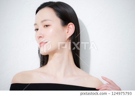 Close-up of a young woman's profile, a beauty image of her lustrous and natural skin Close-up of a young woman's profile, a beauty image of her lustrous and natural skin 124975793