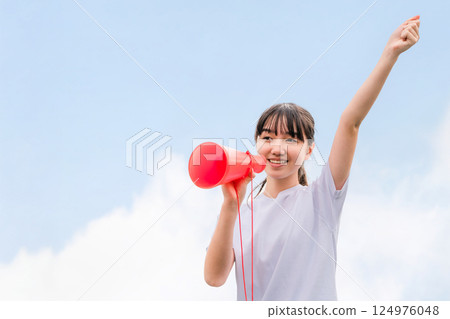 Junior high school, high school, and elementary school girls in gym clothes cheering with megaphones Junior high school, high school, and elementary school girls in gym clothes cheering with megaphones 124976048