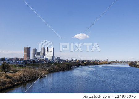 Looking out over the Tama River from Gas Bridge under the clear blue sky 124976070