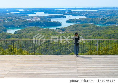 一位女性旅行者從橫山瞭望台欣賞風景 124976557