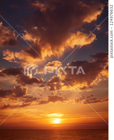 金色的夕陽天空，柔和的雲彩和溫暖的色調 124976632