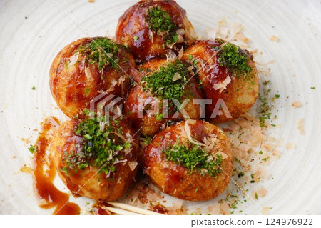 Takoyaki, an Osaka specialty 124976922