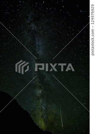 夏季銀河系和流星 124976929