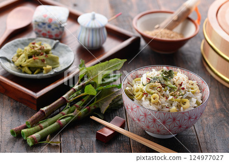春季特有的奢華：虎杖飯（虎杖與乾小沙丁魚的混合米） 124977027