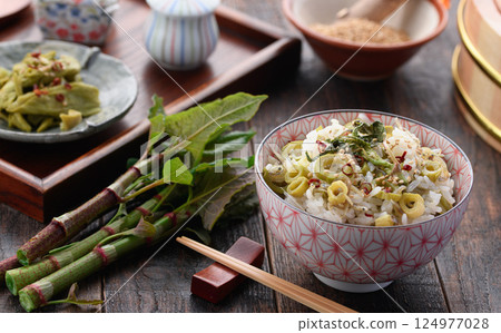 春季特有的奢華：虎杖飯（虎杖與乾小沙丁魚的混合米） 124977028