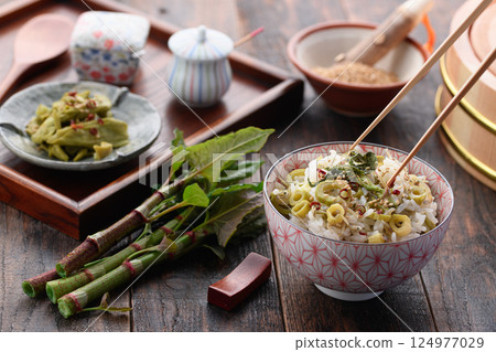 春季特有的奢華：虎杖飯（虎杖與乾小沙丁魚的混合米） 124977029