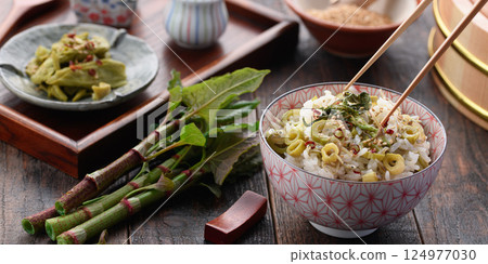 春季特有的奢華：虎杖飯（虎杖與乾小沙丁魚的混合米） 124977030